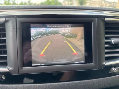 Used 2019 Chrysler Pacifica Touring-L FWD image 16