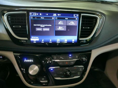Used 2021 Chrysler Pacifica Touring-L FWD image 16