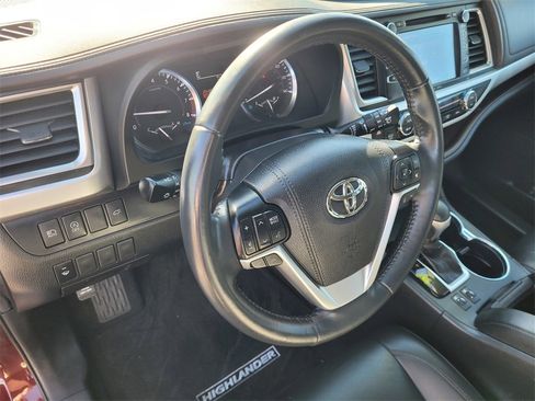 Used 2019 Toyota Highlander XLE image 26