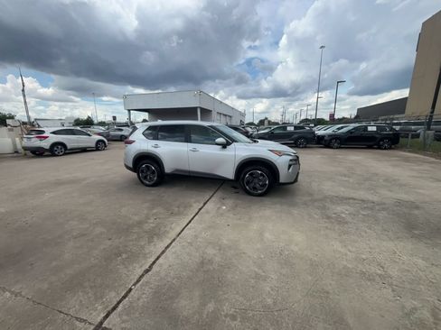 Used 2025 Nissan Rogue SV FWD image 15