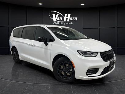 Used 2024 Chrysler Pacifica Select