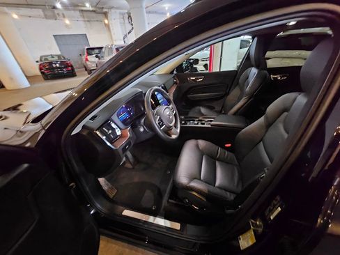Certified 2023 Volvo XC60 B5 Plus AWD/4WD image 19