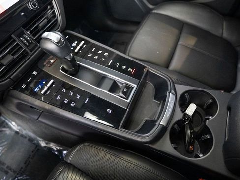 Used 2022 Porsche Macan image 24
