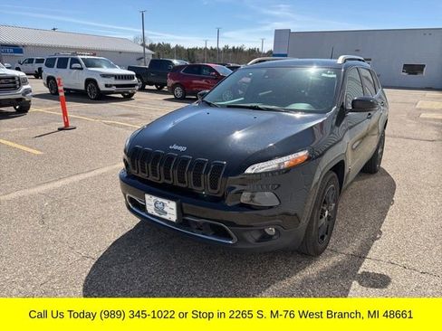 Used 2018 Jeep Cherokee Limited w/ Technology Group AWD/4WD image 3