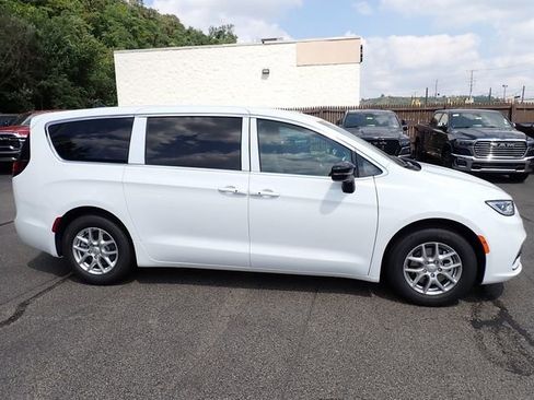 New 2025 Chrysler Pacifica Select image 8