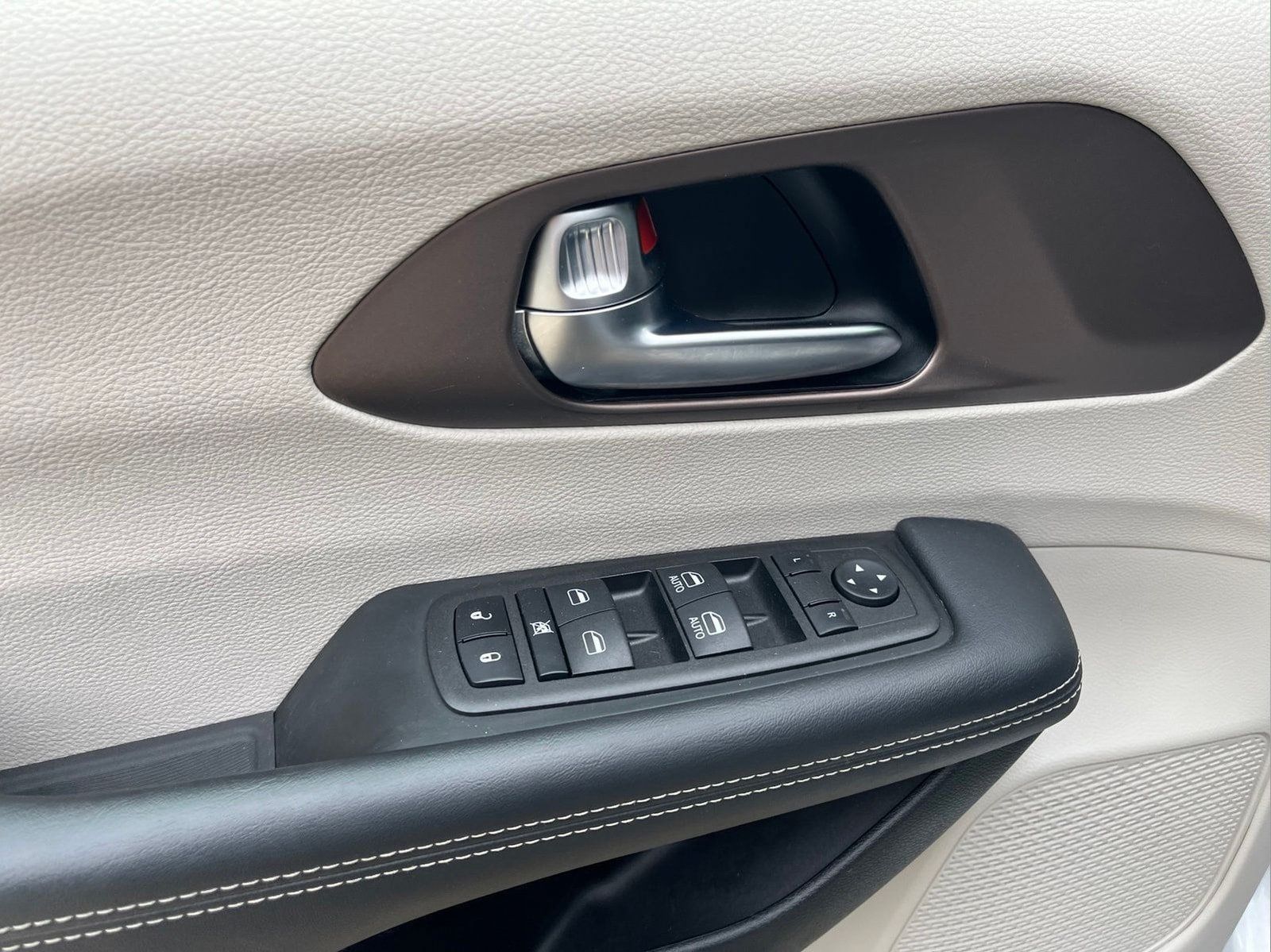 Used 2023 Chrysler Voyager LX FWD image 10