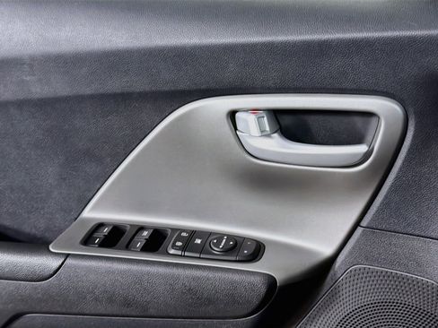 Used 2020 Kia Niro LX FWD image 15