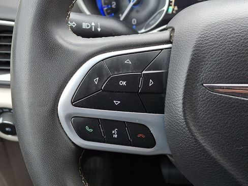 Used 2023 Chrysler Pacifica Touring-L FWD image 19