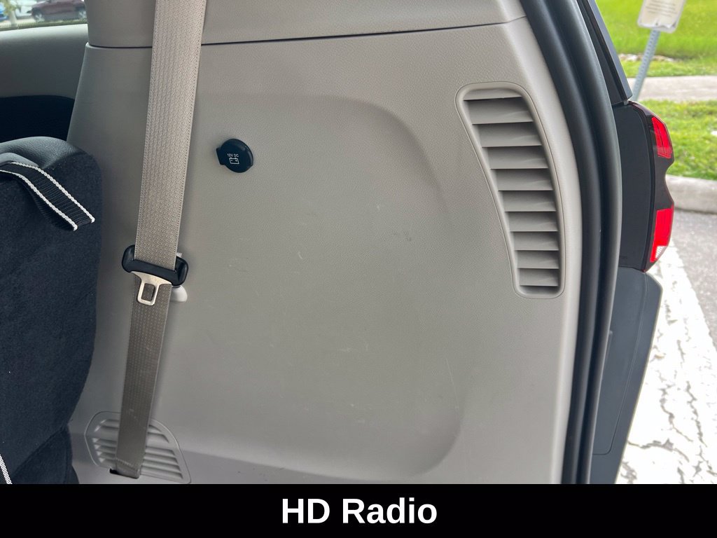 Used 2022 Chrysler Pacifica Touring-L w/ Uconnect Theater Family Group FWD image 11