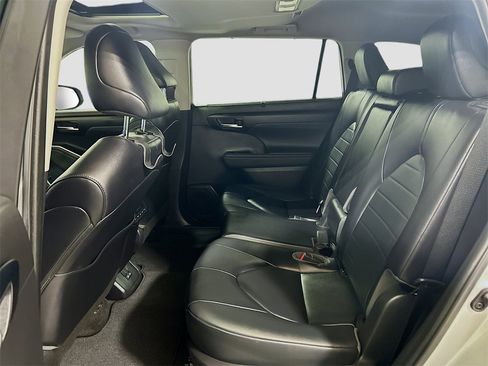 Used 2023 Toyota Highlander L image 22