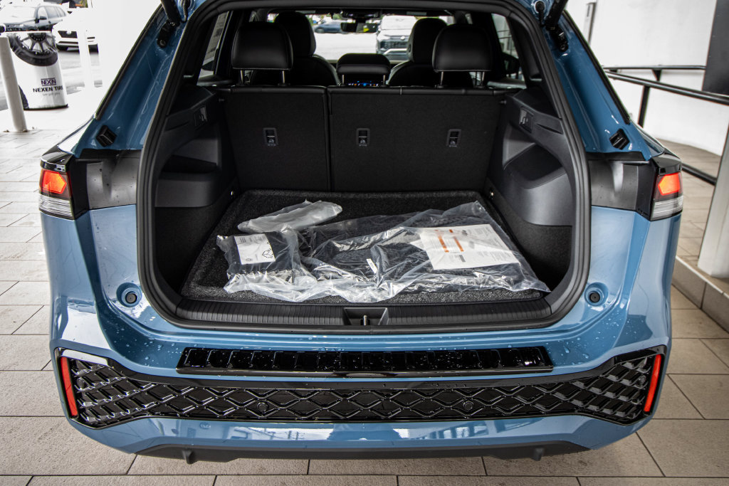 New 2026 Volkswagen Tiguan SE R-Line FWD image 18
