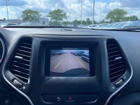 Used 2019 Jeep Cherokee Latitude Plus w/ Cold Weather Group AWD/4WD image 15