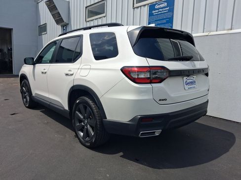 Used 2023 Honda Pilot Sport image 3