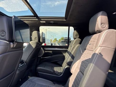 Used 2025 Cadillac Escalade ESV V AWD/4WD image 24