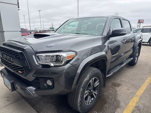 Used 2017 Toyota Tacoma TRD Sport image 3