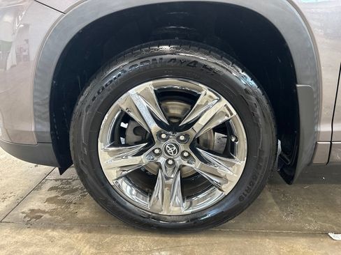 Used 2019 Toyota Highlander Limited Platinum w/ Carpet Mat Package (TMS) AWD/4WD image 40