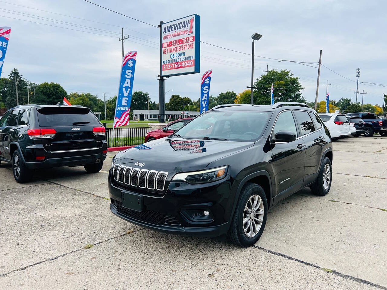 Used 2019 Jeep Cherokee Latitude Plus w/ Cold Weather Group AWD/4WD image 2