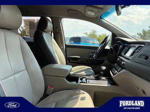 Used 2017 Kia Sedona SX FWD image 19