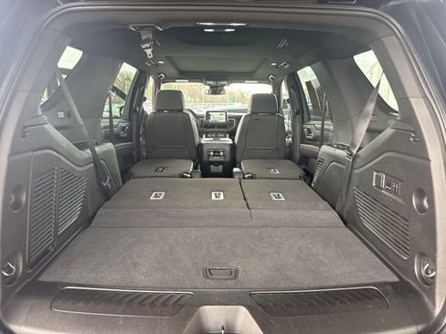 Used 2023 GMC Yukon SLT w/ SLT Premium Package image 36