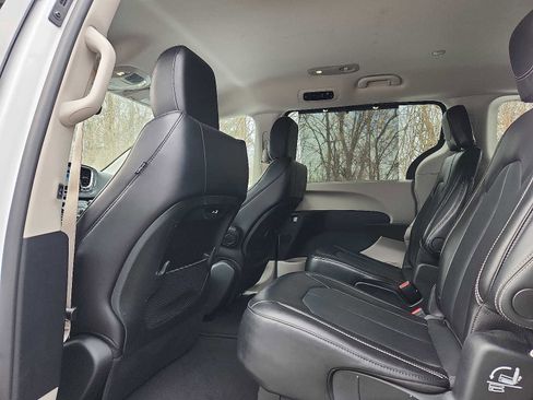Used 2024 Chrysler Pacifica Touring-L image 10