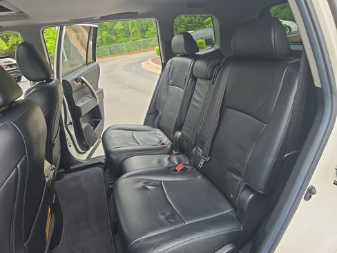 Used 2013 Toyota Highlander SE FWD image 16