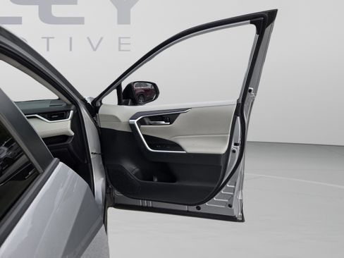 Used 2019 Toyota RAV4 XLE Premium FWD image 22