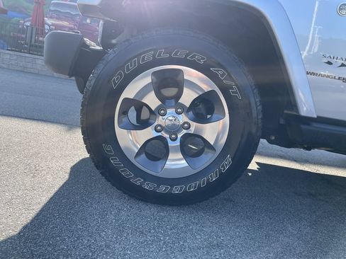 Certified 2018 Jeep Wrangler Sahara w/ Connectivity Group AWD/4WD image 9