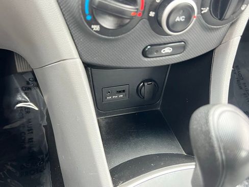 Used 2012 Hyundai Accent GS FWD image 23