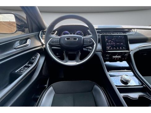 Used 2025 Jeep Grand Cherokee Altitude RWD image 8