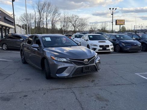 Used 2018 Toyota Camry SE w/ Moonroof Package image 7