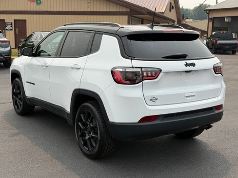 Used 2022 Jeep Compass Latitude w/ Sun and Sound Group AWD/4WD image 6