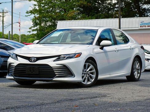 Used 2021 Toyota Camry LE FWD image 5