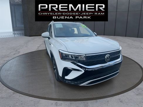 Used 2022 Volkswagen Taos SE image 2