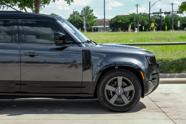 Used 2025 Land Rover Defender 130 V8 AWD/4WD image 9
