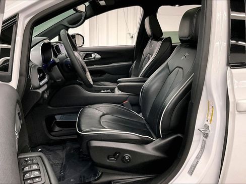 Used 2025 Chrysler Pacifica Limited FWD image 21