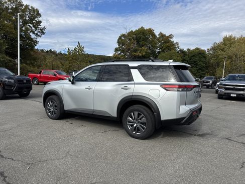 New 2025 Nissan Pathfinder SV w/ Black Appearance Package image 7