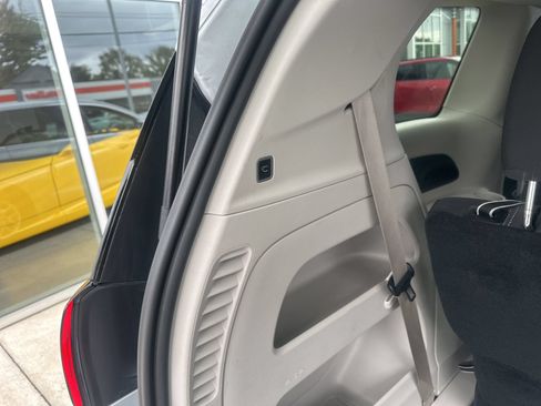 Used 2024 Chrysler Voyager LX FWD image 18