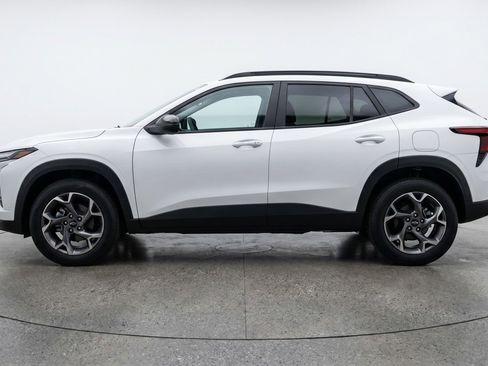 Used 2025 Chevrolet Trax LT FWD image 5