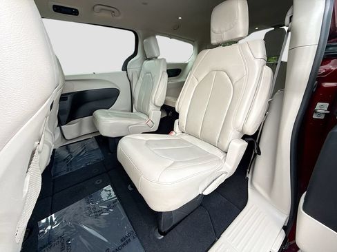 Used 2021 Chrysler Pacifica Touring-L w/ Premium & Safety Sphere Group FWD image 21