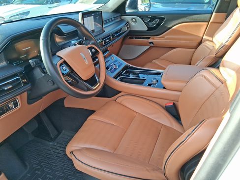 Certified 2023 Lincoln Aviator Black Label w/ Class IV Trailer Tow Package AWD/4WD image 11