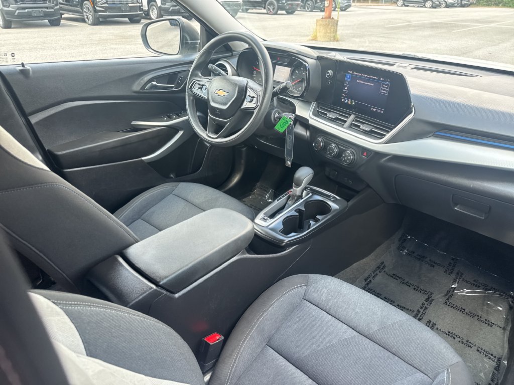 Used 2025 Chevrolet Trax LS FWD image 18