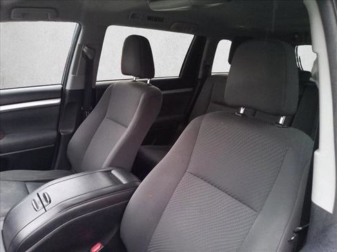 Used 2017 Toyota Highlander LE image 10