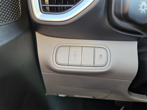 Certified 2025 Hyundai Venue SEL image 30