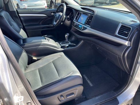 Used 2019 Toyota Highlander XLE image 23