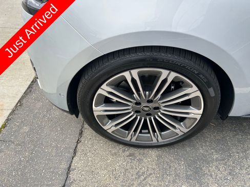 Used 2025 Land Rover Range Rover SE image 13