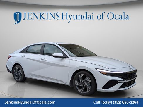 Used 2025 Hyundai Elantra SEL FWD image 2