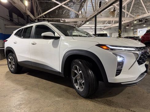 Certified 2025 Chevrolet Trax LT w/ LT Convenience Package FWD image 6