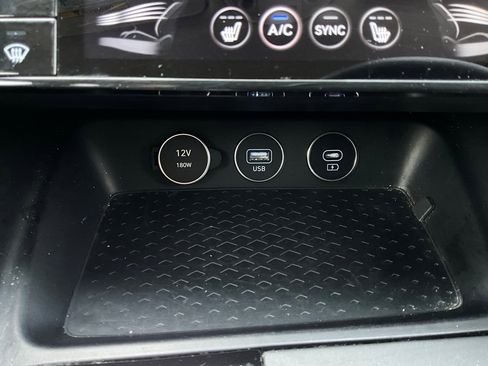 Used 2025 Genesis G70 2.5T image 25