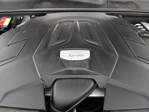 Used 2022 Porsche Cayenne Premium Pkg image 46