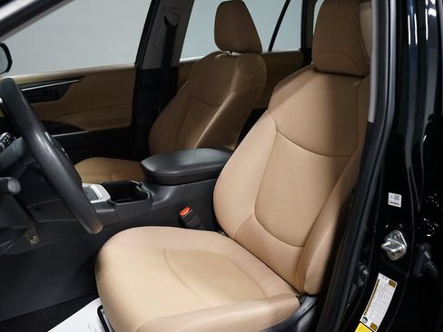 Certified 2025 Toyota RAV4 LE AWD/4WD image 26